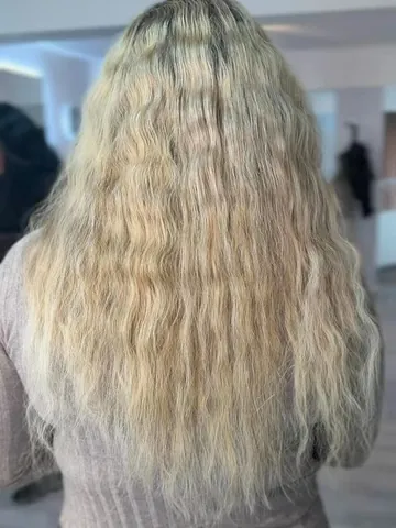 Jasny blond w fale po przedłużaniu
