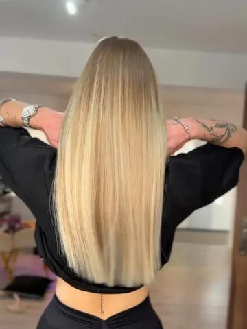 Blond z ciemniejszym odrostem przechodzącym w jasne końce