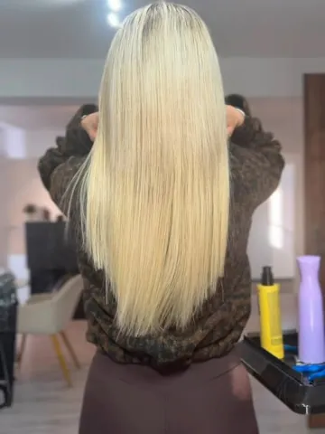 Bardzo jasny blond, proste włosy po przedłużaniu