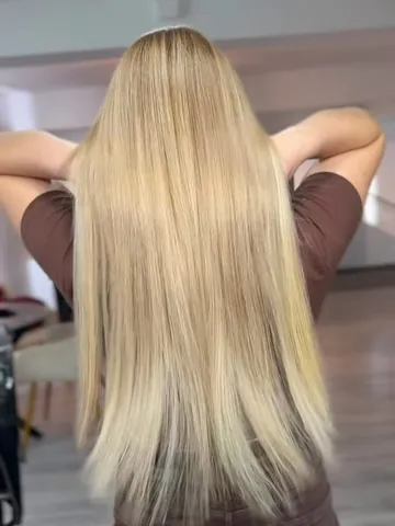 Naturalny ciemny blond, długie włosy po przedłużaniu