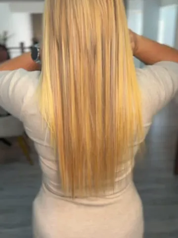 Złoty blond, proste włosy do talii po przedłużaniu